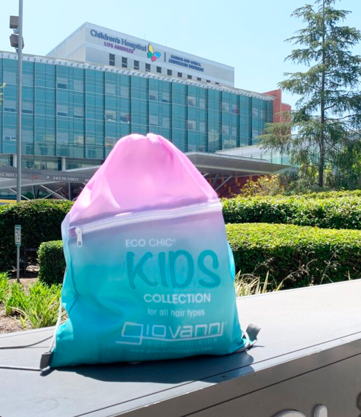 Giovanni Eco Chic Kids collection bag in front of the Children’s Hospital Los Angeles